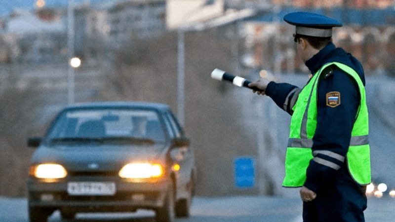 Обязан ли водитель отдавать документы в руки инспектору ГИБДД