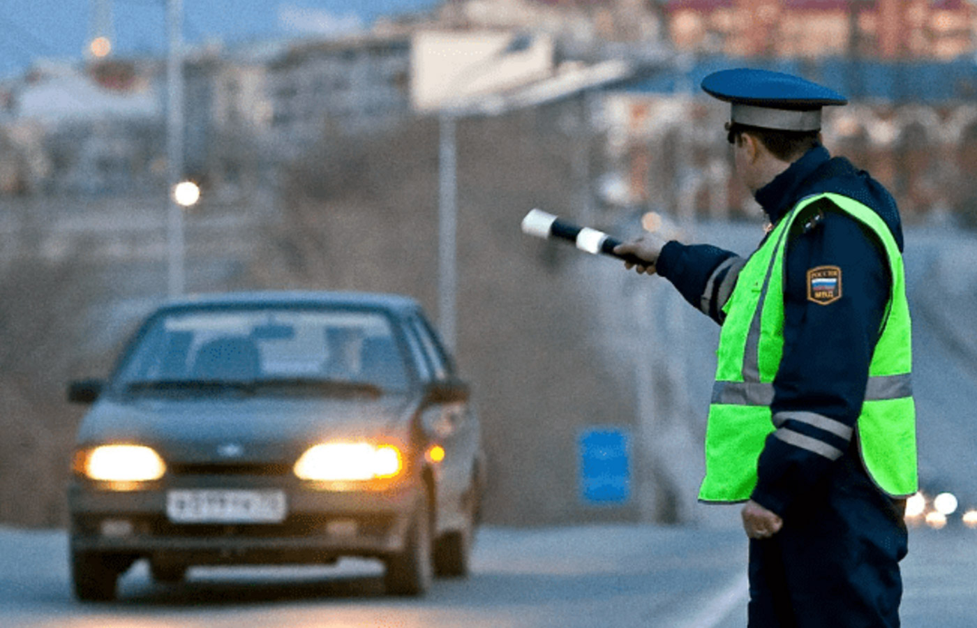 Обязан ли водитель отдавать документы в руки инспектору ГИБДД