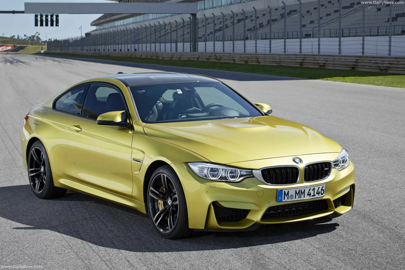 BMW M4 Coupe золотого цвета