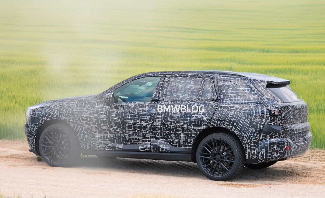 Шпионские фото: прототип BMW X5 2027 года с дизайном в стиле Neue Klasse замечен на испытаниях на автобане