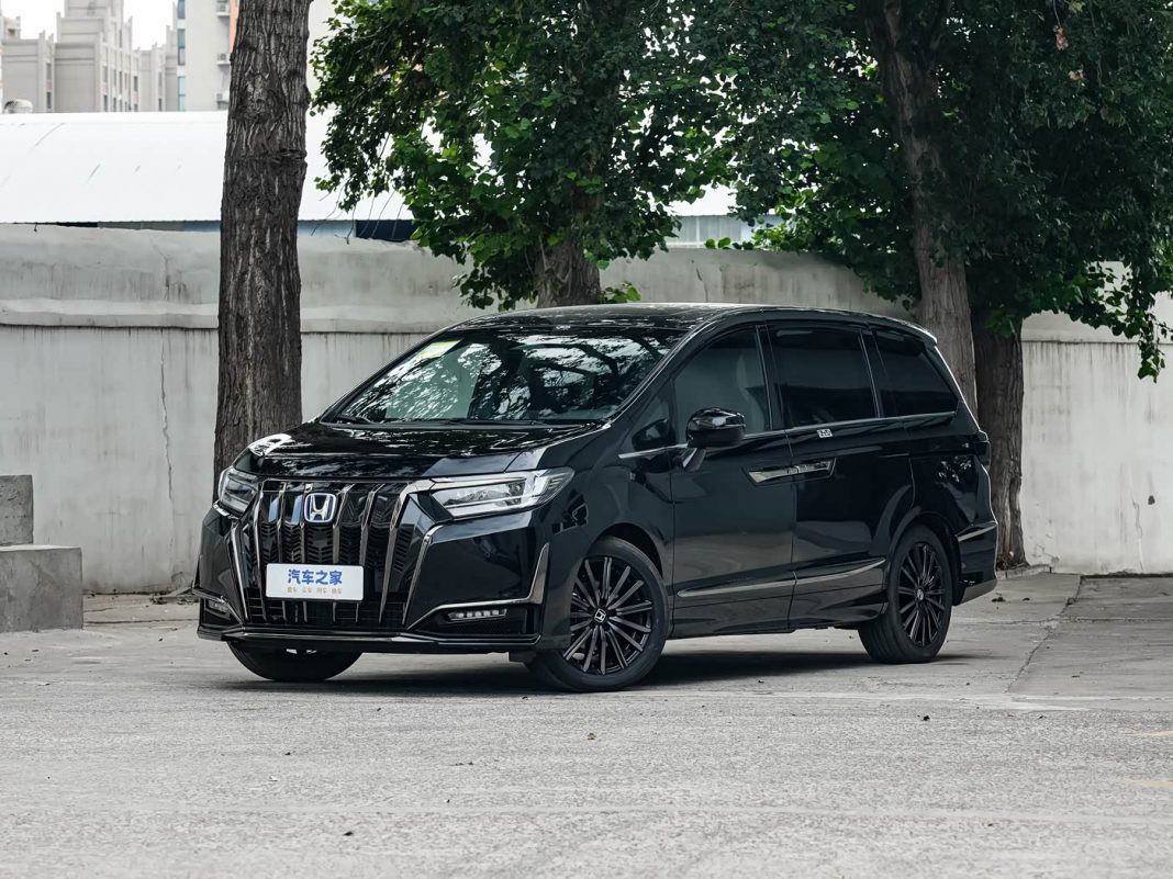 Honda Elysion метит на трон Toyota Alphard: новый минивэн с роскошными креслами за 2,8 млн рублей (в Китае)