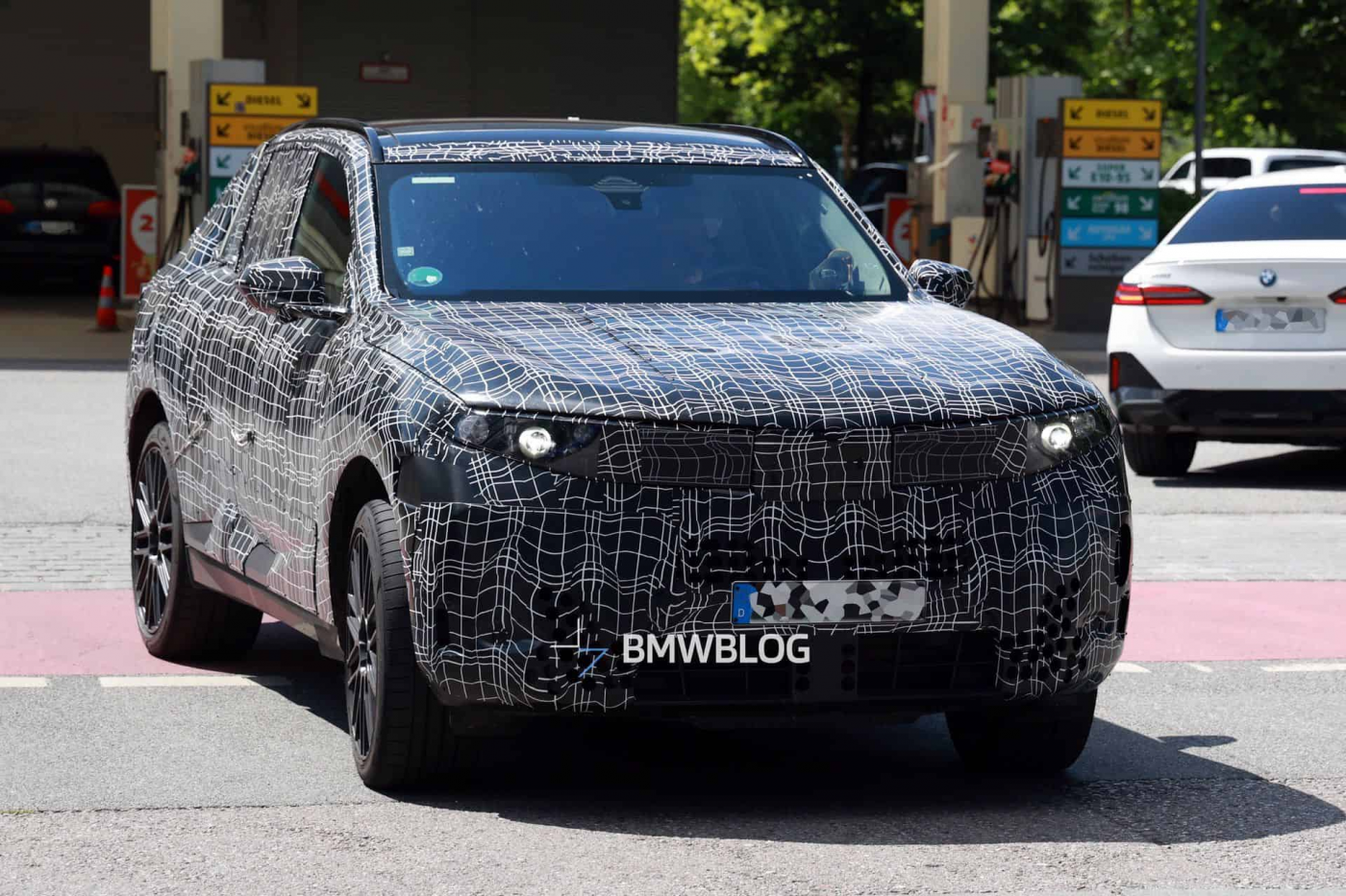 Шпионская фотография прототипа BMW X5 который должен увидеть свет в 2027 году