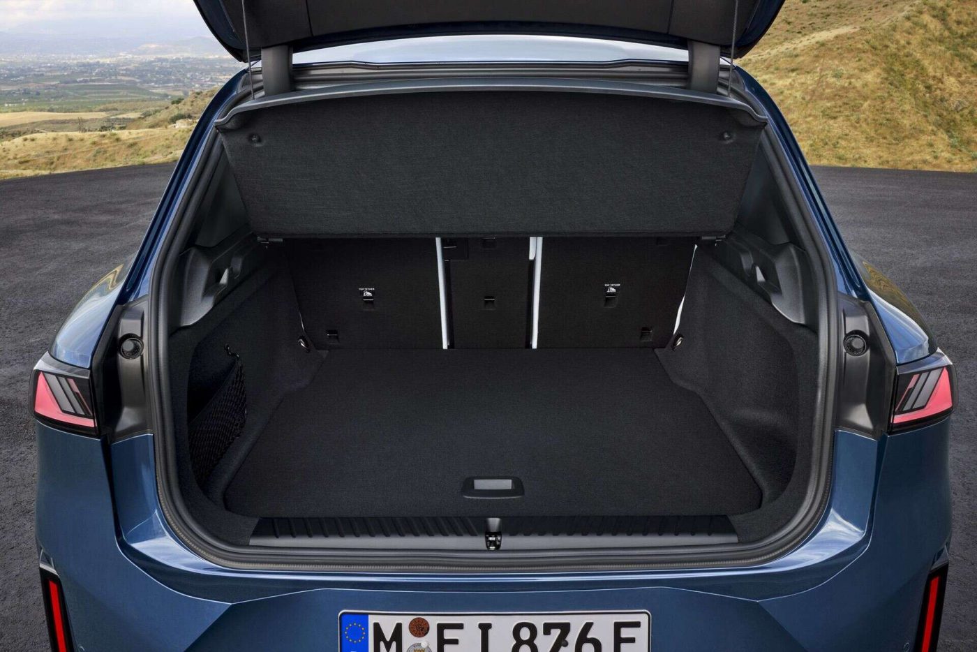 Багажник нового BMW iX3