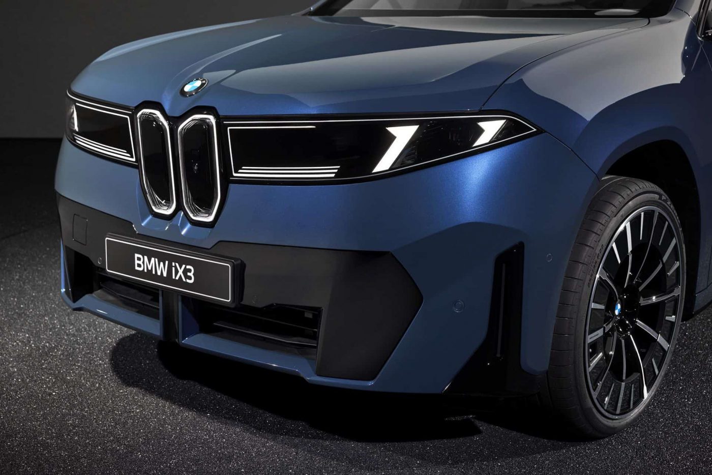 Решетка радиатора и передние фары BMW iX3 2026 года