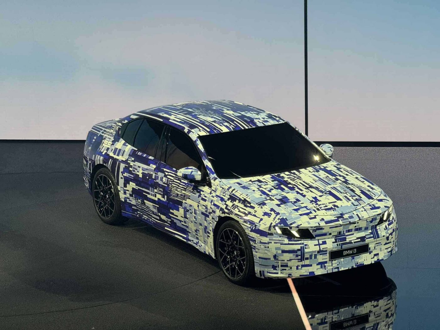 Седан BMW i3 2027 года