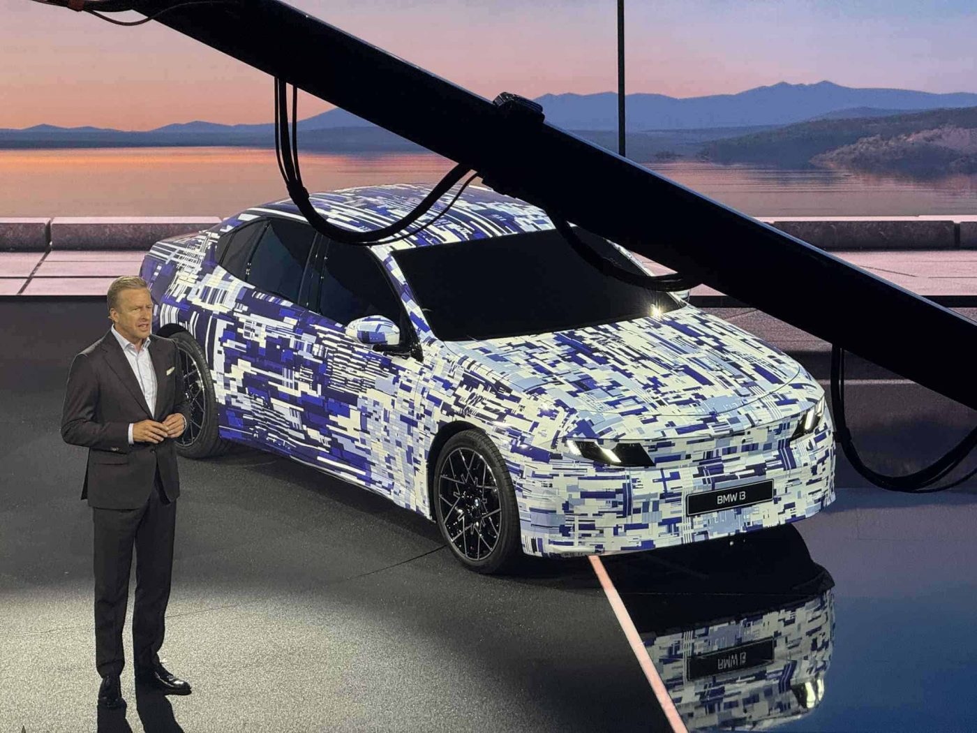 Генеральный директор BMW Оливер Ципсе рассказывает о новой BMW i3
