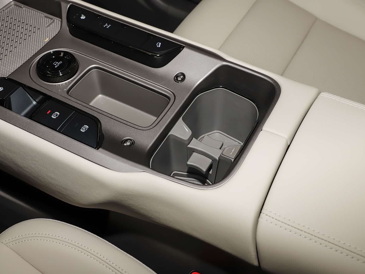Тоннель между водителем и передним пассажиром в новом Haval Big Dog Plus (Haval H7)