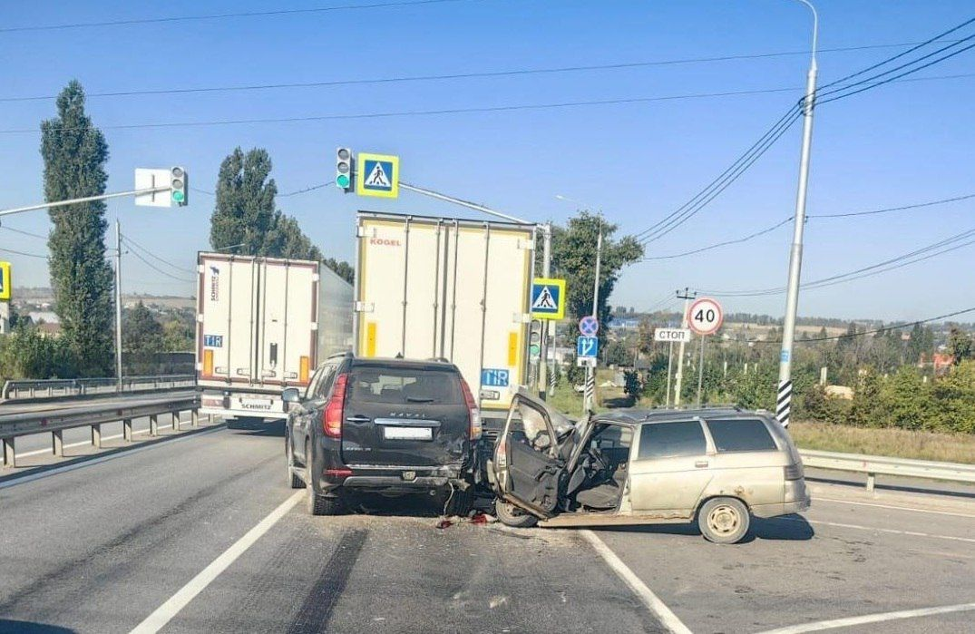 Массовая авария с фурой на трассе Воронеж-Курск