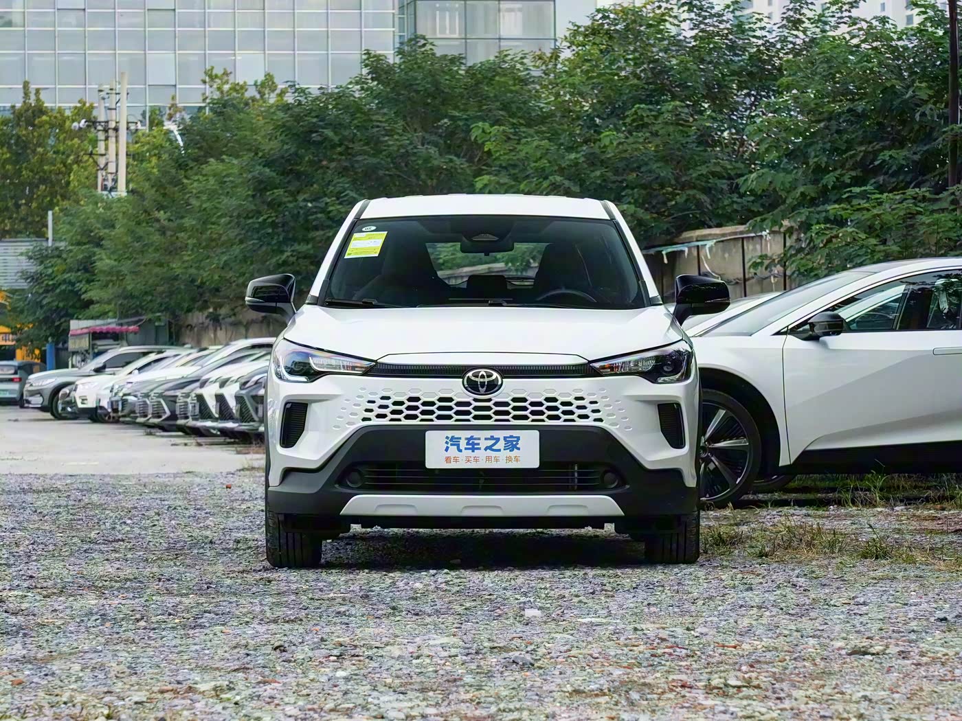 Новая Toyota Corolla Cross — вид спереди