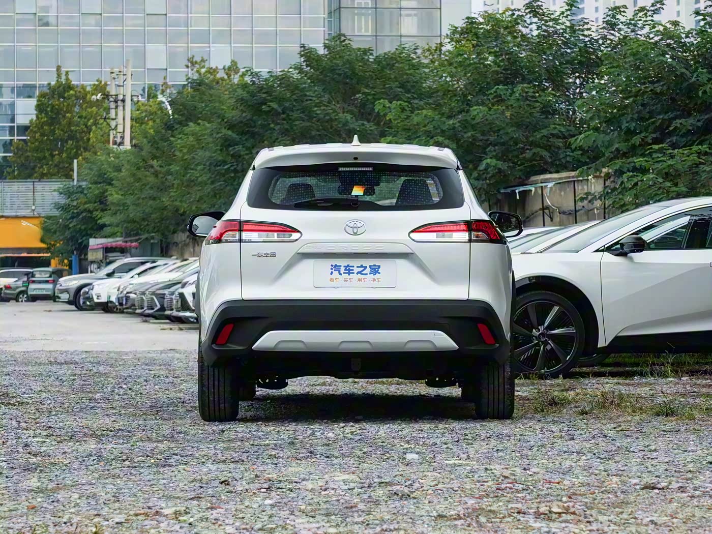 Новая Toyota Corolla Cross — вид сзади
