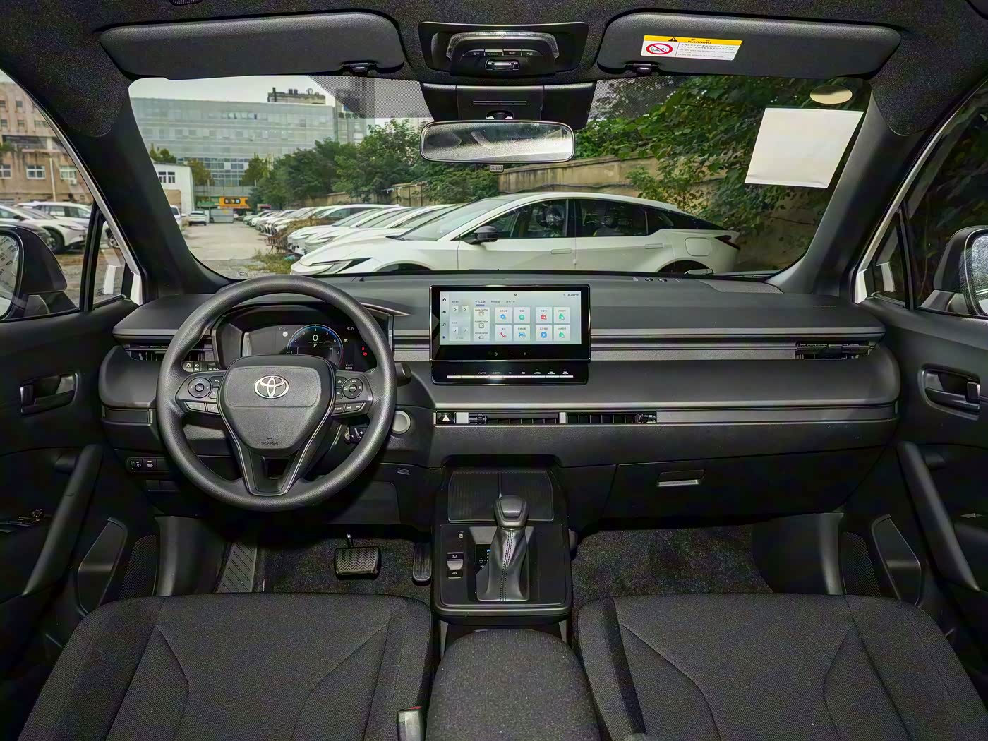 Первый ряд сидений и торпедо Руль и левая часть торпедо Toyota Corolla Cross 2025