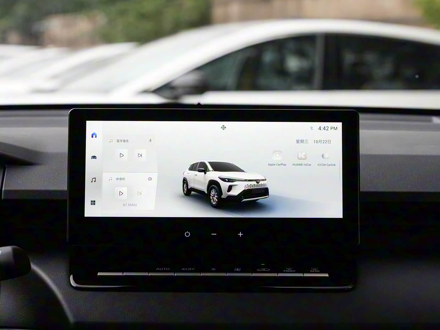 Экран головного устройства новой Toyota Corolla Cross 2025