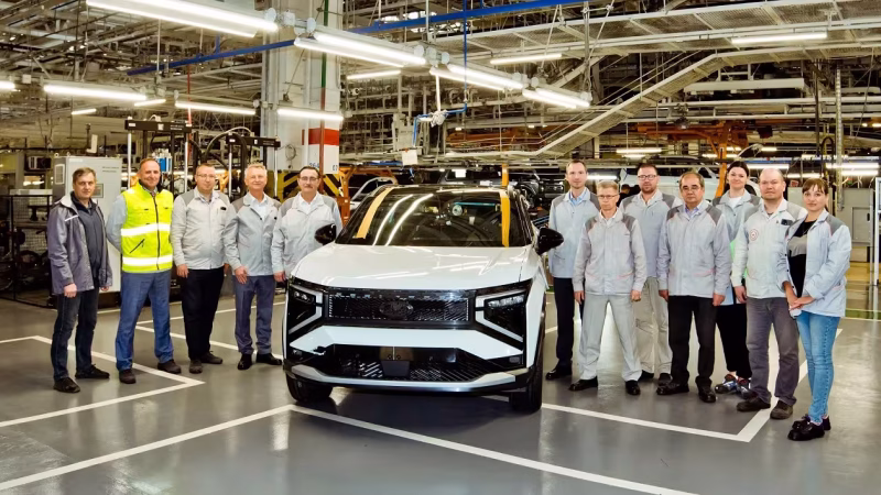 LADA Azimut в окружении сотрудников АвтоВАЗа