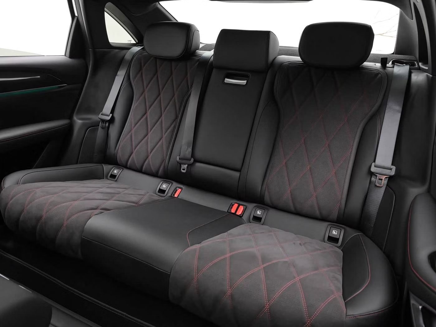 Задний ряд сидений Geely Preface L Plus
