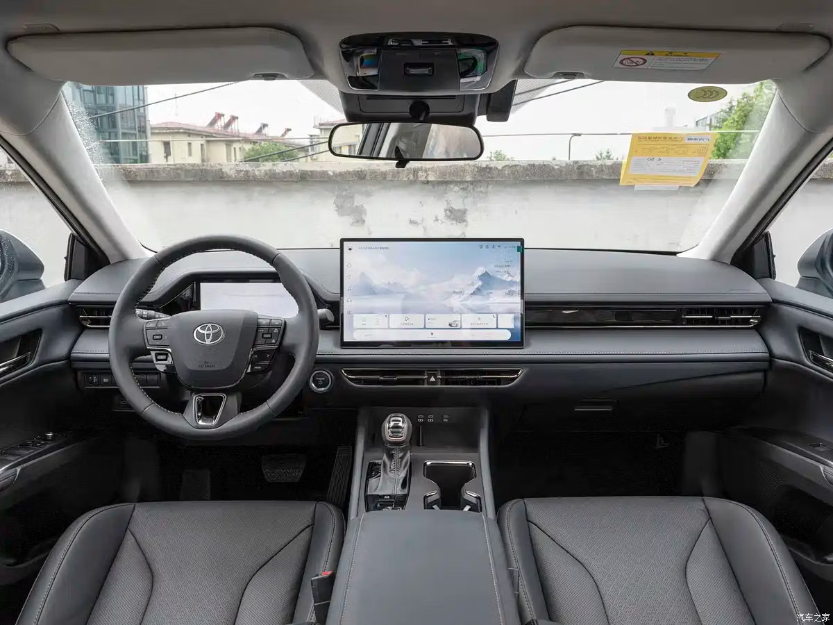 Салон Toyota Camry 2027 модельного года