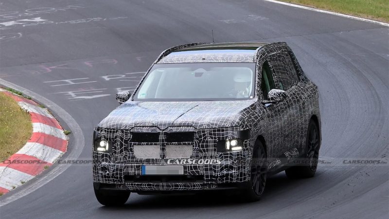 Флагманский кроссовер BMW X7 нового поколения заметили на Нюрбургринге: четыре трубы намекают на V8