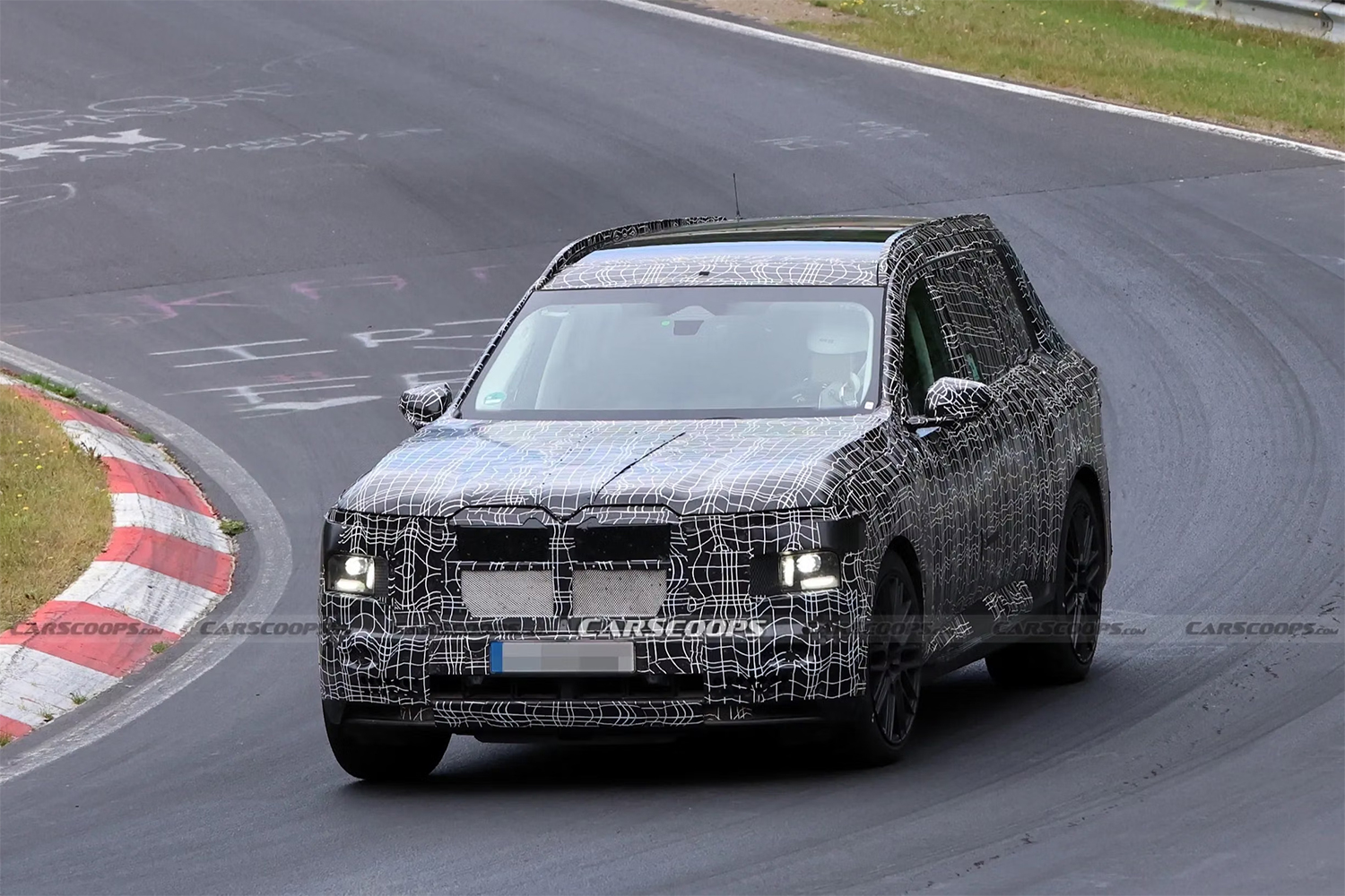 Флагманский кроссовер BMW X7 нового поколения заметили на Нюрбургринге: четыре трубы намекают на V8