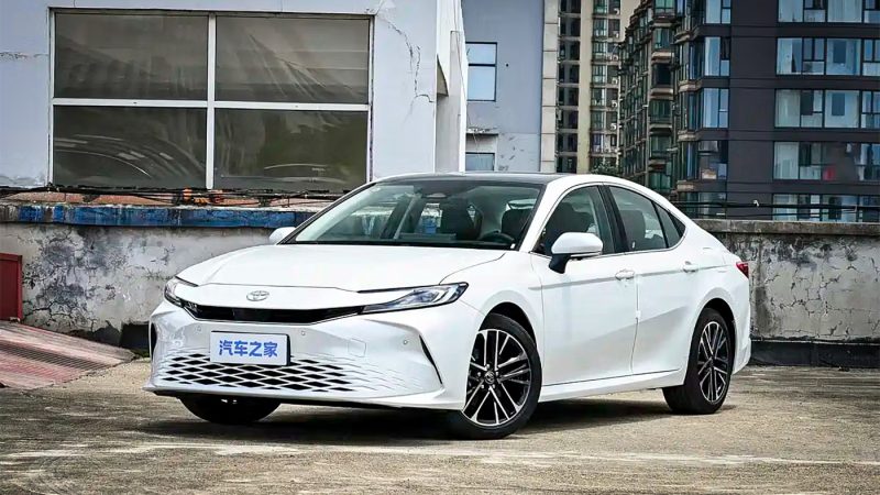 Представлена Toyota Camry 2027: 197 л.с. с расходом 4,5 л/100 км и топовым оснащением — за 170 тысяч юаней (2,2 млн рублей)