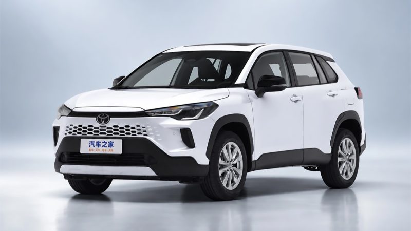 Гибридные Toyota Corolla Cross появились у российских дилеров: 196 л.с. за 3,9 млн рублей
