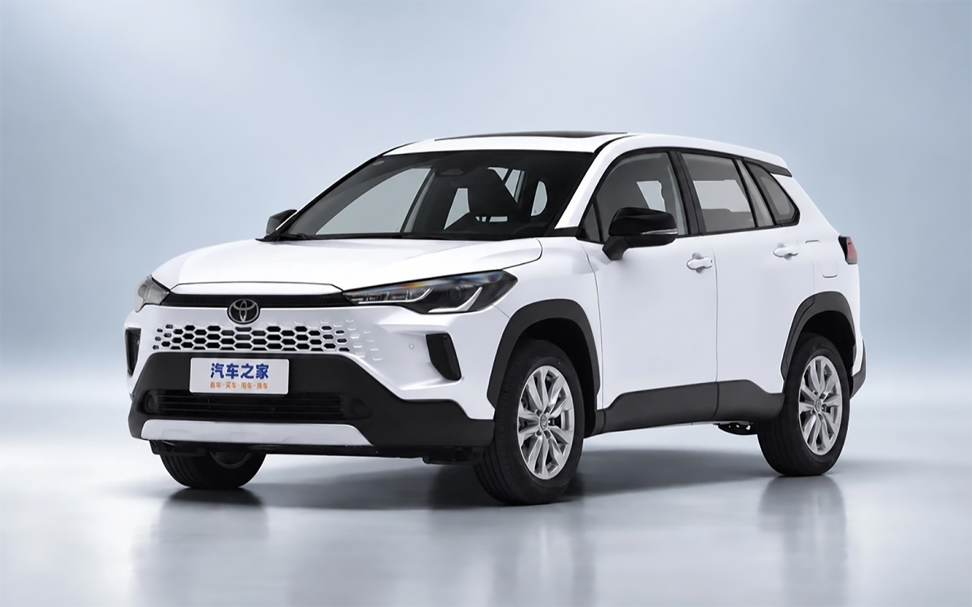 Гибридные Toyota Corolla Cross появились у российских дилеров: 196 л.с. за 3,9 млн рублей